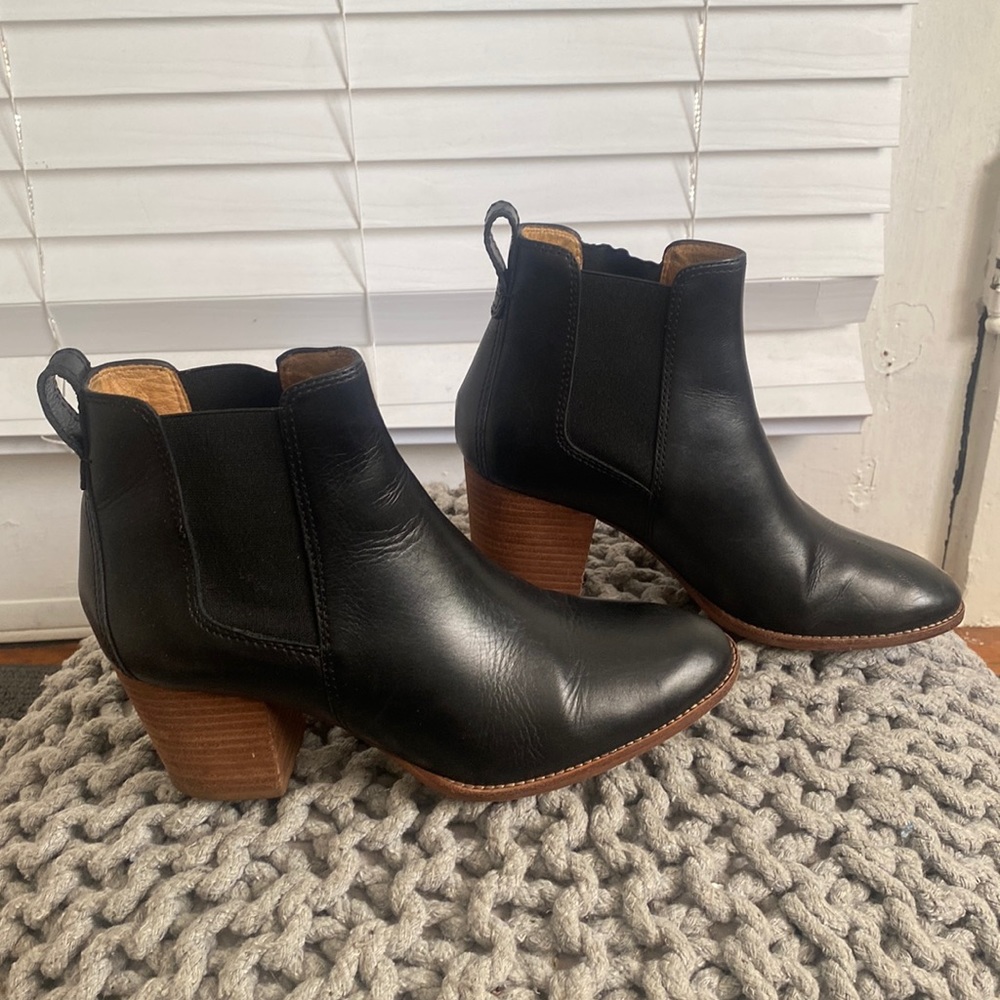 Madewell heeled Chelsea boot in black leather. Women’s size 8.